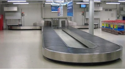 Sistema de correia transportadora de bagagem de aeroporto