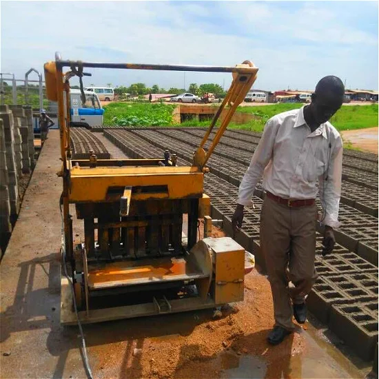Máquina para fazer blocos de cimento para postura de ovos com motor diesel em Moçambique